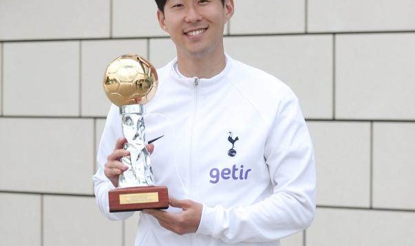 开云体育网址-赛季结束 孙兴慜捧起2022体坛亚洲金球奖奖杯