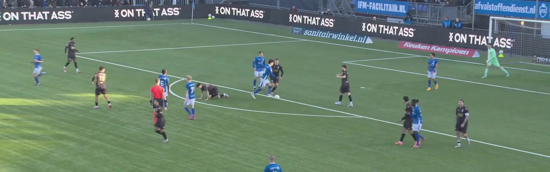 名场面！王博豪哨响后射门引冲突，与对手互拽球衣，主裁连出6黄