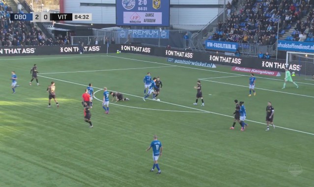 名场面！王博豪哨响后射门引冲突，与对手互拽球衣，主裁连出6黄